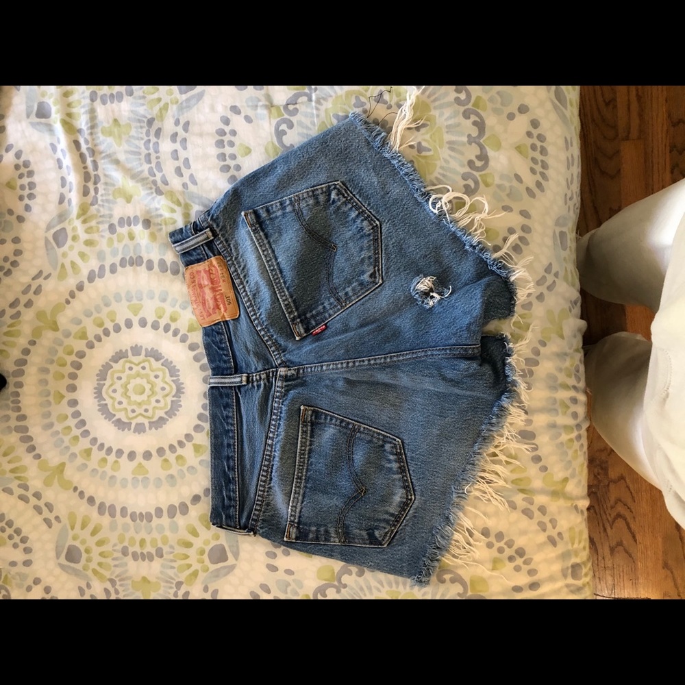 SOLD-LEVIS SHORTS - Picture 2 of 5